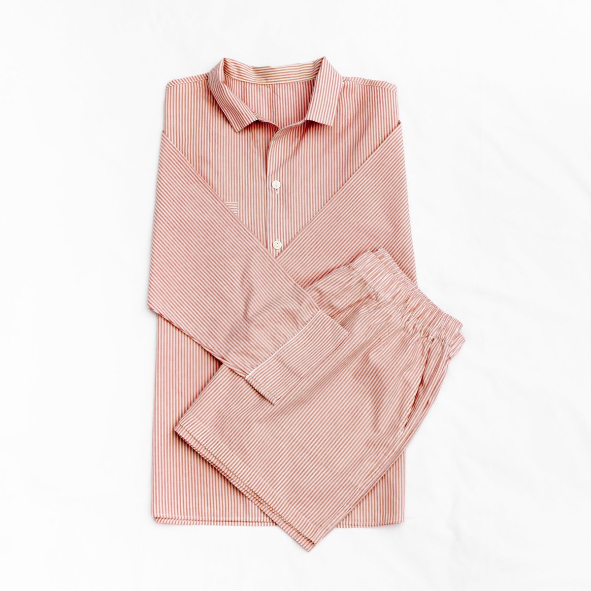 Pijama de rayas rosa y blancas extendida — loungewear y ropa de descanso