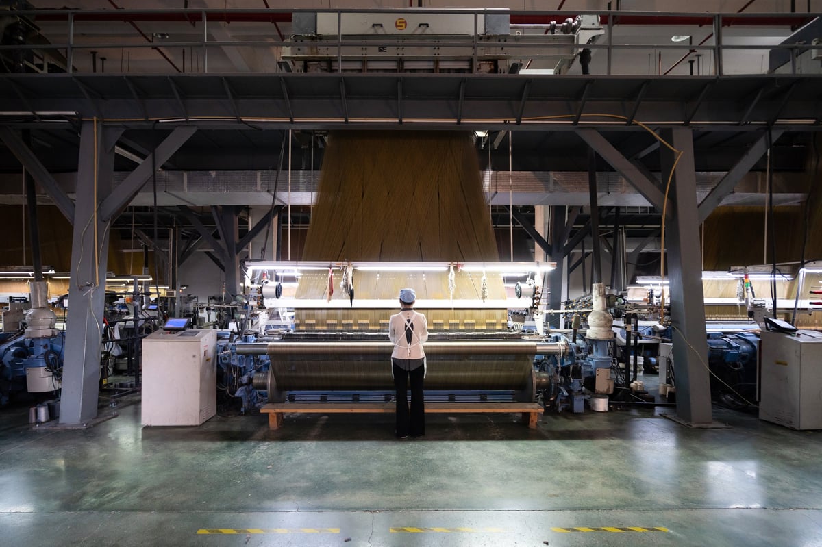Fábrica textil con máquinas de coser e hilos — GAMA MODA