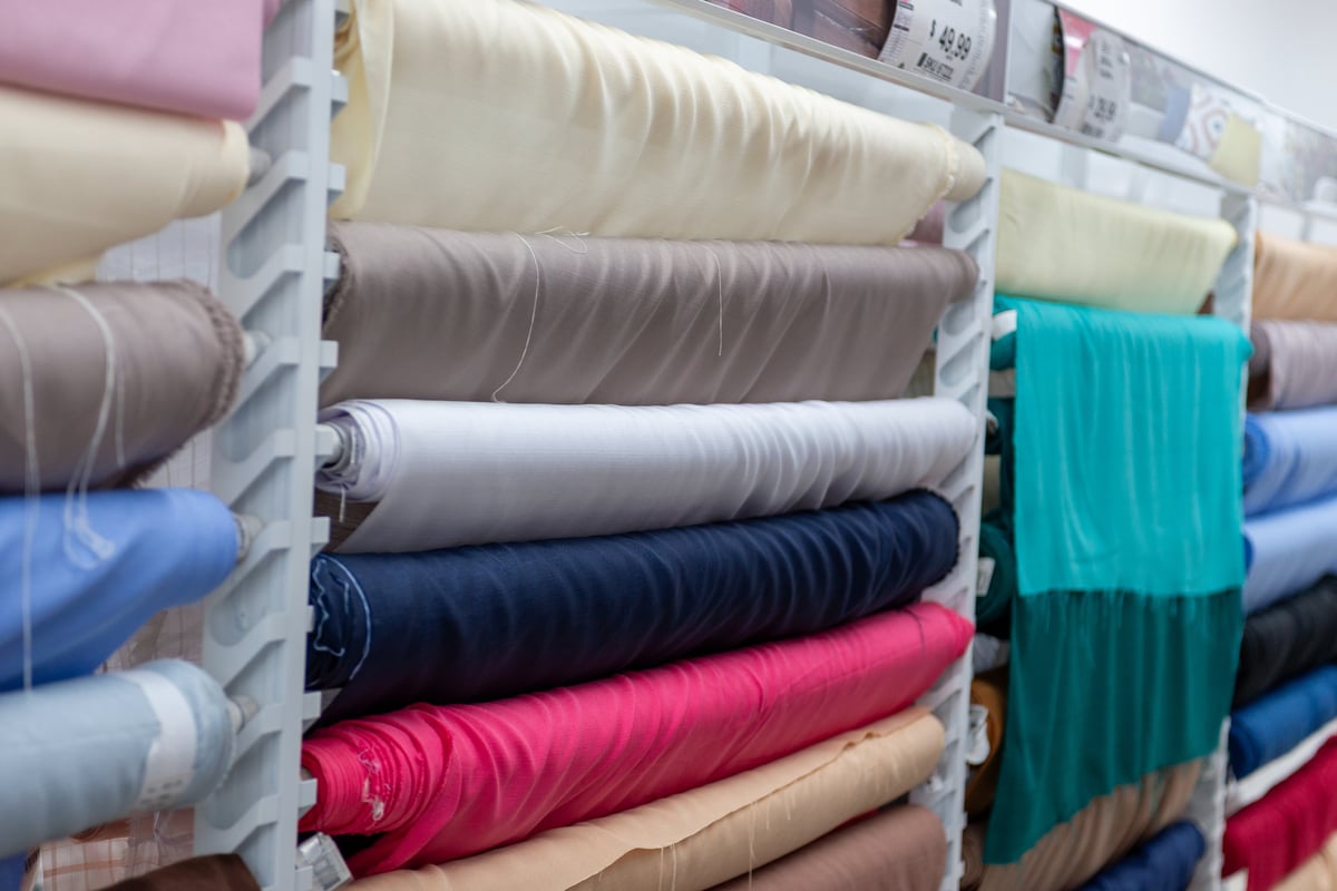 Rollos de tela textil de colores — selección de materiales